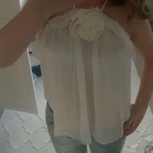 Vit axelbandslös blus med volang - Säljer min söta, vita blus från Newyorker! Jag har använt den 1 gång, så den är i extremt bra skick! Varför jag säljer den är för att jag inte har någon användning för den!❤️