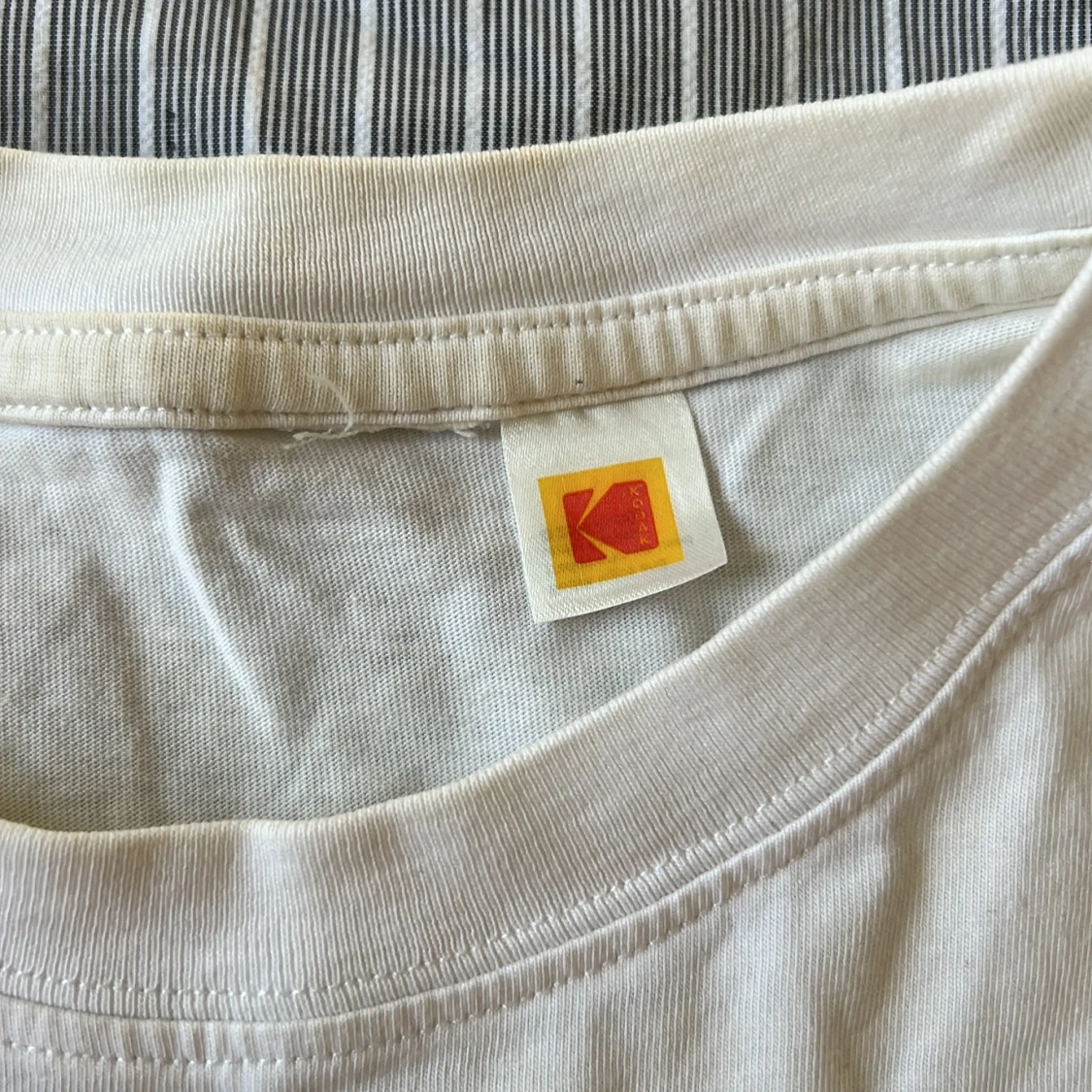 Vit t-shirt med Kodak-logga - 1