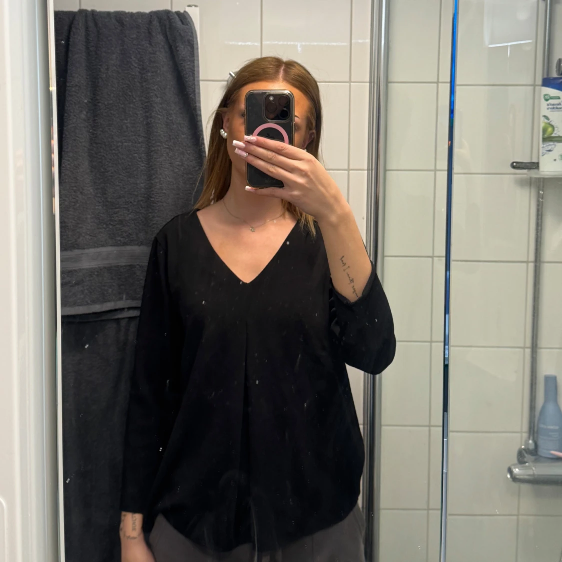 Svart v-ringad topp från ONLY