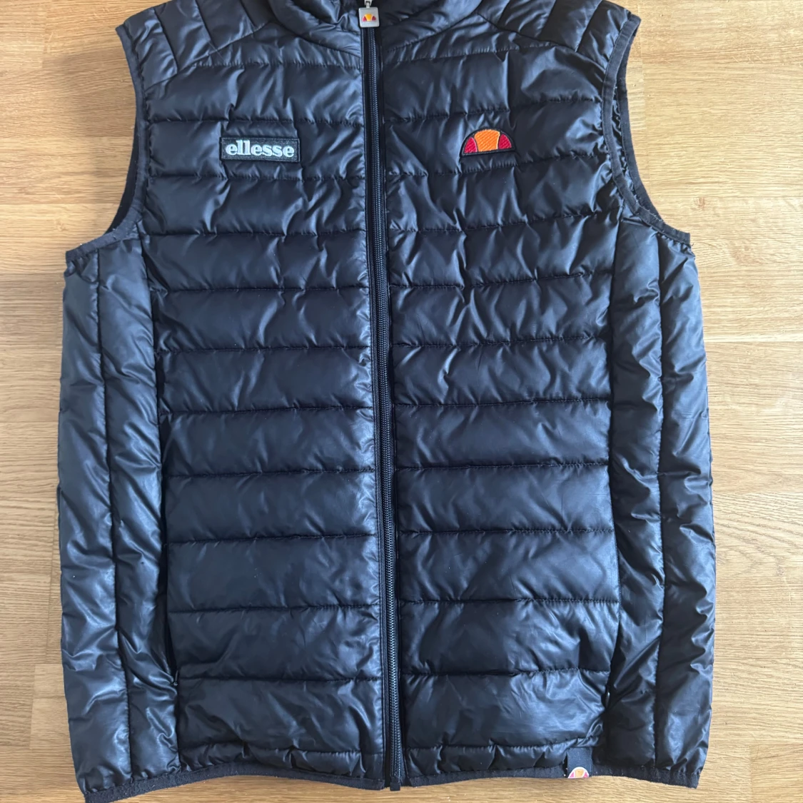 Svart dunväst från Ellesse