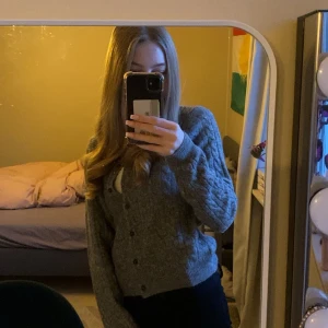 Kofta - Super fin kofta gjort av otroligt bra material, köpte den i vintras och har använt den max 3 gånger. Den är köpt för 300kr och det är storlek S men den passar mig som har XS egentligen 