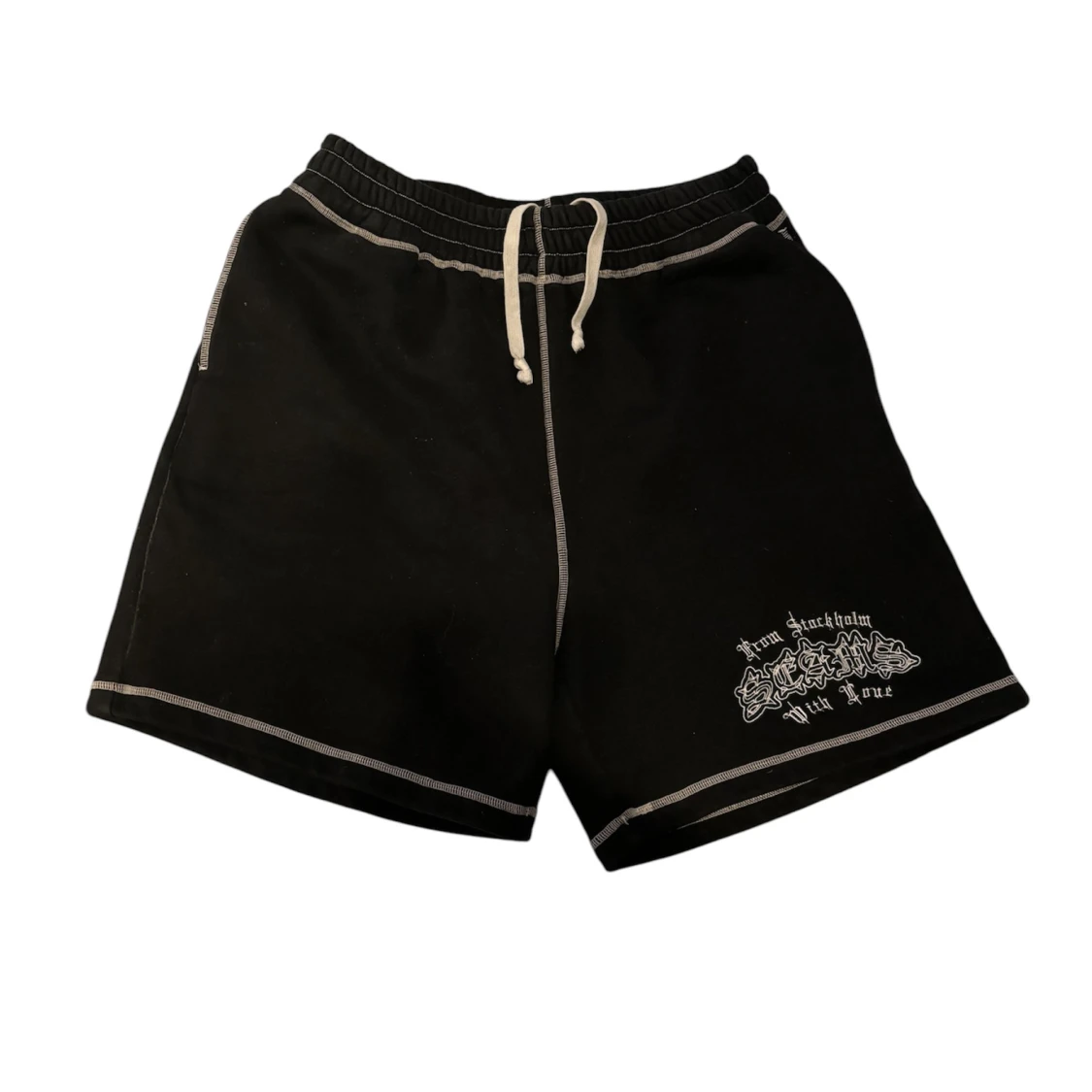 Svarta shorts med vit brodyr och kontrastsömmar från Seams