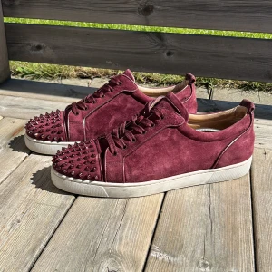 Christian Louboutin  - Säljer nu dessa riktigt feta Christian Louboutin i en sällsynt färg. Dom är i bra skick men finns vissa defekte så som skrap på spikarna och lite i mockan men det är inte man tänker på vid användning, fixar närmare bilder på defekterna vid förfrågan. Det är bara skorna som ingår. Storlek 45,5. Skriv vid frågor och funderingar.