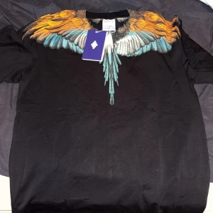 Marcelo burlon T-Shirt - en fin Marcelo Burlon T-Shirt i storlek M                                       Helt Nytt skick aldrig använd