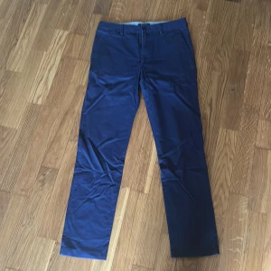 Marinblå chinos polo Ralph Laurent  - Fina Marinblå chinos från Polo Ralph Laurent. Perfekt till sommaravslutningen och lediga dagar!