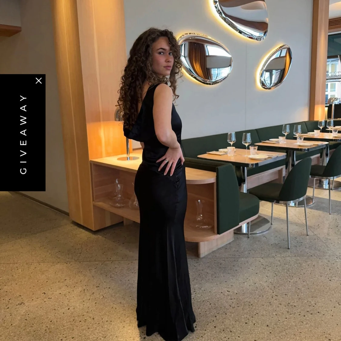 Svart satin klänning  - 3