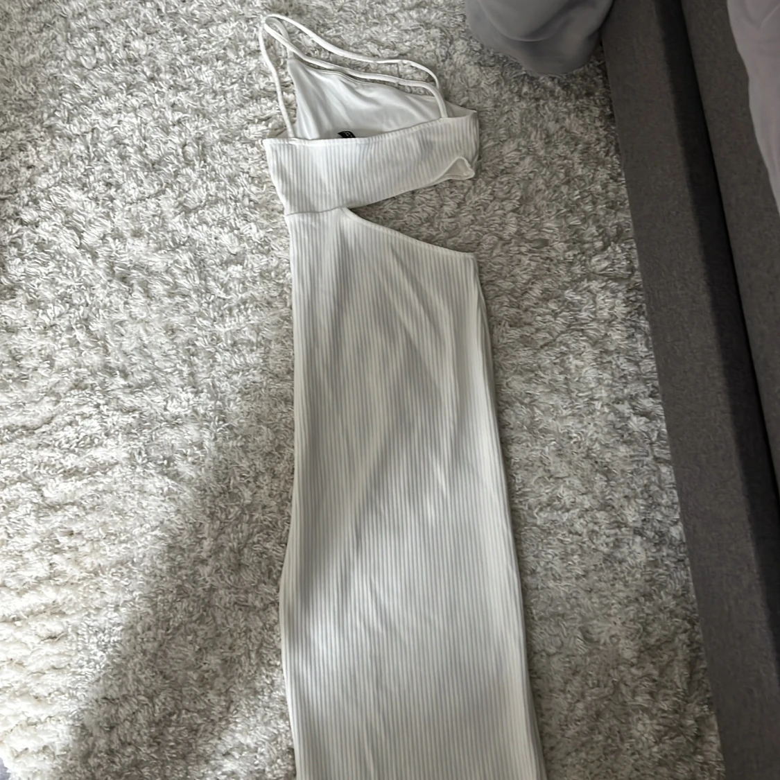 Vit ribbad långklänning med oneshoulder - 1