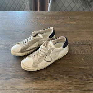 Skor Philippe model Paris - Skor från Philippe model Paris | Storlek: 44 - skicket på skorna är inte jättebra - Mitt pris: 399kr - Nypris: 3,600kr - SkoBox ingår också 