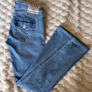 True Religion jeans  - Modell-Joey. Innerbenslängd: 75cm !Jeansen är upplagda! Midjemått (rakt över): 35cm men väldigt stretchigt material. Grenhöjd: 17 cm !kolla gärna mina andra jeans och shorts!