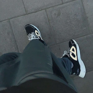 Dior B30 - Tjoo, säljer dessa feta par skor till dunderpris‼️‼️💯 Perfekta för sommaren✅ Skick 10/10✅✅ Använda 2-3 ggr DMa📩 vid minsta fundering🤗🤗