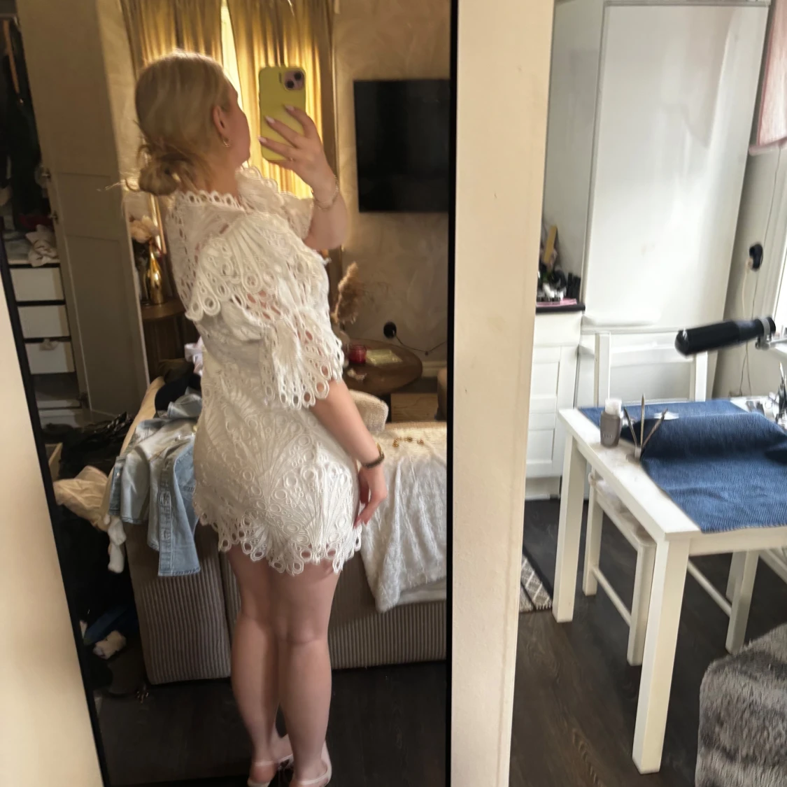 Vit spetsklänning med volangdetaljer - 3