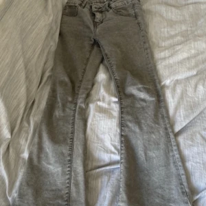 Gråa jeans - Gråa jeans ifrån lager 157 i storlek 150. 