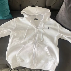 Ralph lauren zip - Helt ny vit Ralph lauren zip, aldrig använt är i en ny skick.