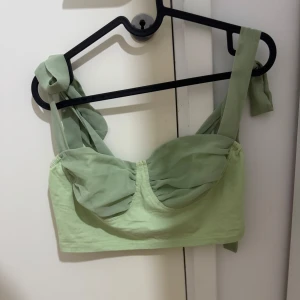 Grön topp - En grön topp i stl S som är i väldigt bra skick säljs för 75 kr. 