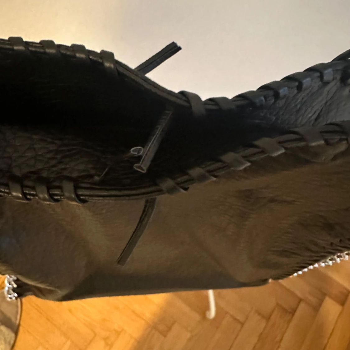 Svart axelväska med kedjerem - 2