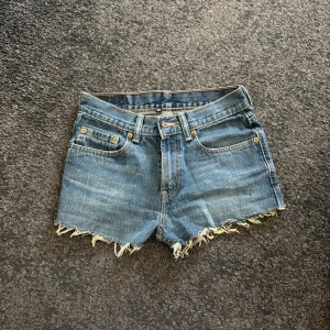 Blå jeansshorts från Levi's - Säljer dessa supersnygga jeans shortsen perfekt nu till sommaren!!