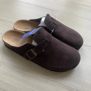 Birkenstock Boston - Säljer nu ett par sjukt snygga Birkenstock Boston! Skorna är självklart i toppenskick då dem är helt nya! Storlek 43, men sitter som 42. Hör av dig vid intresse! 💫