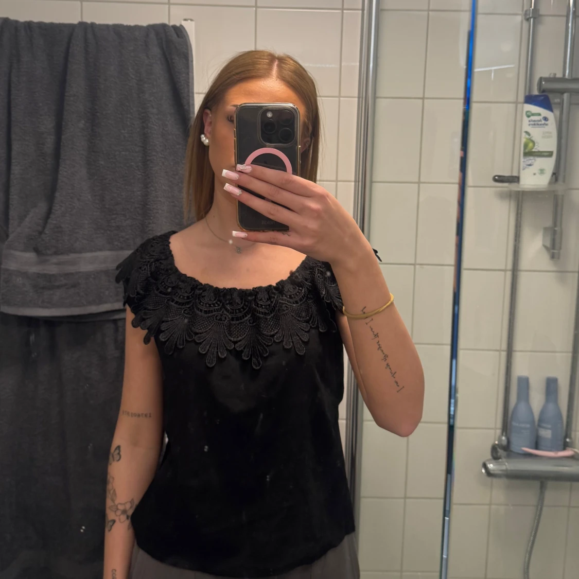 Svart offshoulder topp med spets från Miss Cocoa