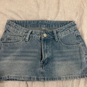 Blå jeanskjol mini  - Säljer en blå mini jeans kjol aldrig använd pga att den är för liten. Fick som present. 