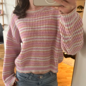 Rosa och vit randig stickad tröja från Pieces - Supermysig luftig stickad tröja från Pieces i rosa, vit och coral randigt mönster. Tröjan är croppad med lång ärm och har en avslappnad passform. Storlek XL men passar som M. 💕