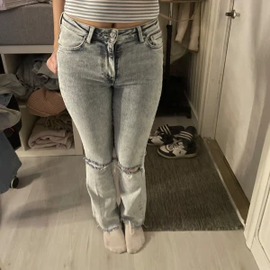 ljusblå jeans med hål - Använt ofta, lite små skador vid änden av byxorna