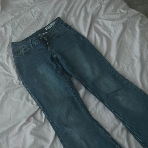 Blåa lågmidjade bootcut jeans  - Säljer ett par blåa bootcut jeans då dom inte kommer till användning, jeansen har inga tecken på användning. Är i storlek 34 som motsvarar xs och har storlekslängden på benen 30 som då passar mig som är 163 