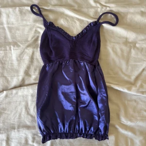 Lila babydoll topp med stickad överdel  - Supersöt lila babydoll topp med stickad överdel och smala axelband. 