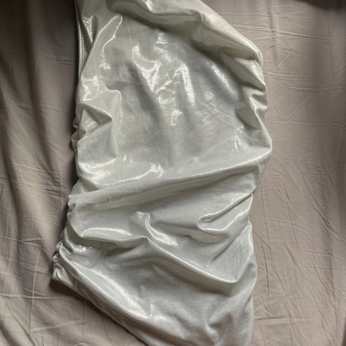 Vit glittrig one shoulder-topp från Divided hm