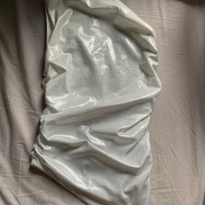 Vit glittrig one shoulder-topp från Divided hm - Super fin topp den sitter super fint på!