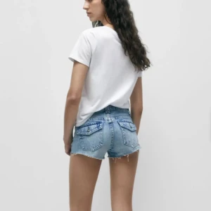 Jeans shorts - Lågmidjade jeans shorts från pull & bear!💕💕