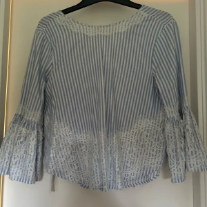 randig blus från zara - jättefin blå vit randig blus från zara❤️ den är trekvartsärmad och har ett knyte i nacken