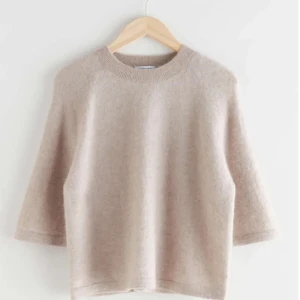 & other stories tröja  - Svinsnygg Beige stickad & other stories tröja! Som tyvärr är för lite för mig. Perfekt tröja att ha på sig en sen sommarkväll💞🌃