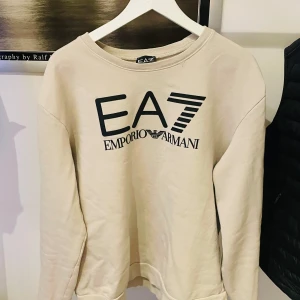 Beige sweatshirt från Emporio Armani EA7 - beige sweatshirt från Emporio Armani EA7