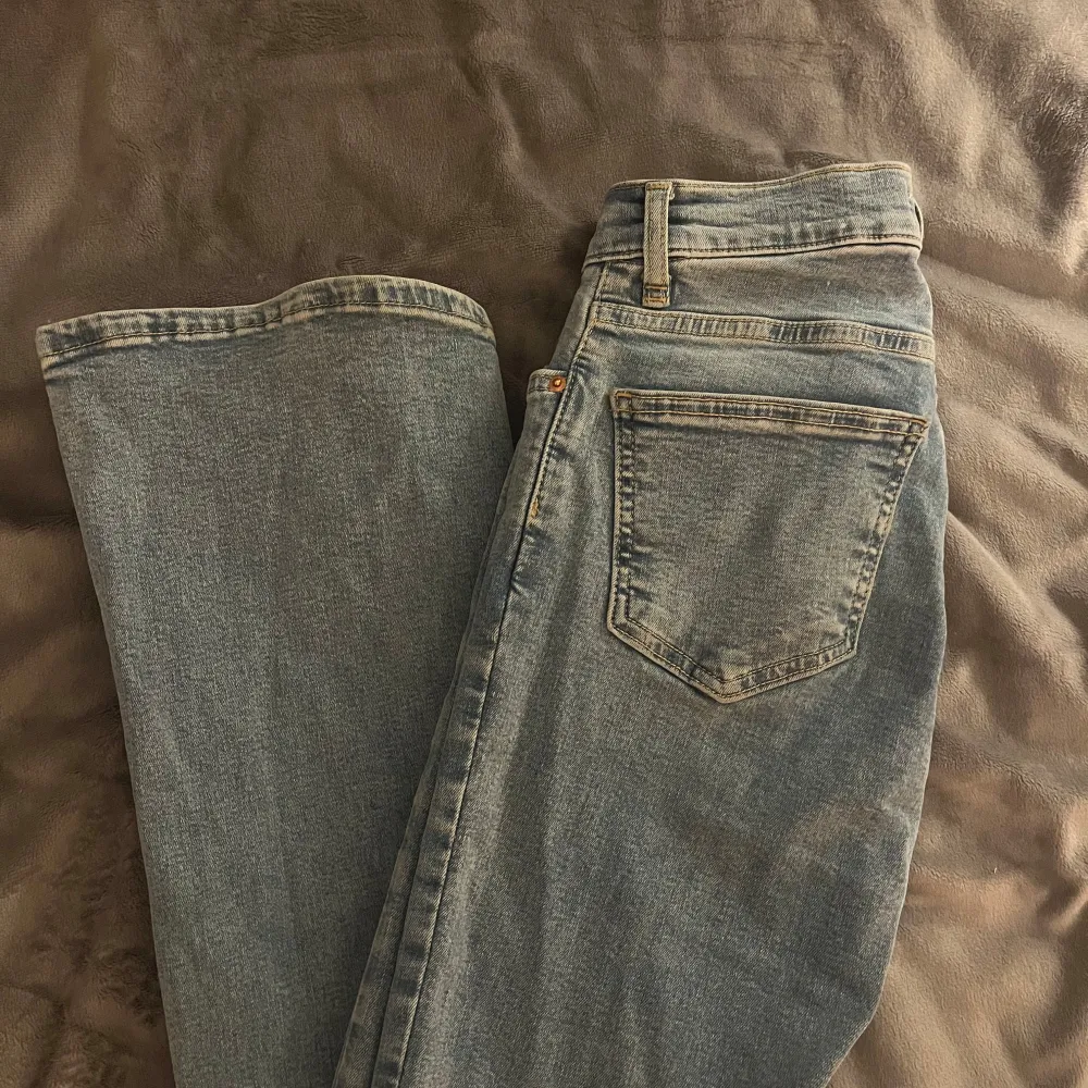 Ljus Blåa jeans från gina hål. Har klippt hålen själv. Hör av er vid frågor eller funderingar!🤩. Farkut & Housut.