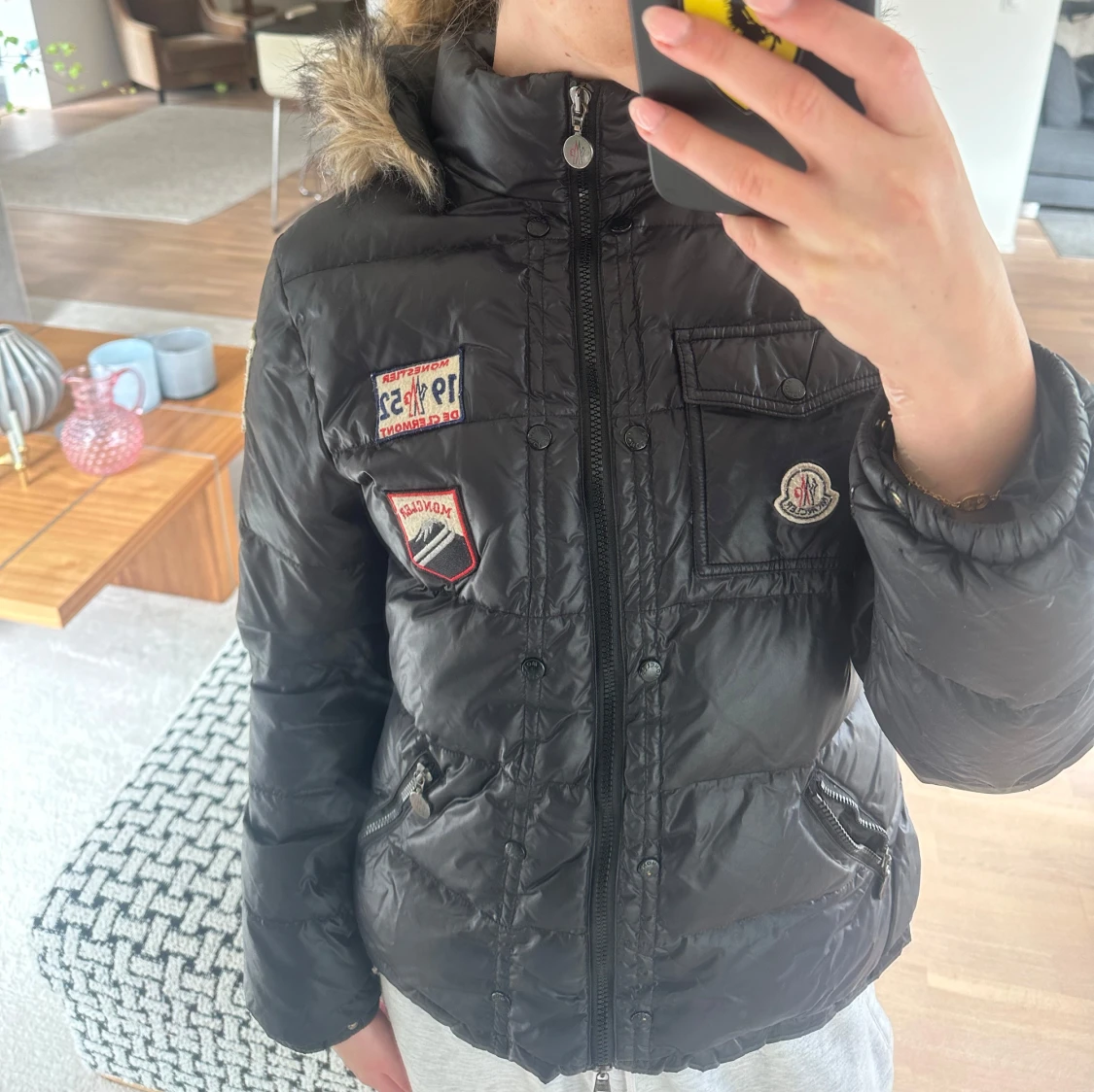 Svart dunjacka med pälsdetalj från Moncler - 2