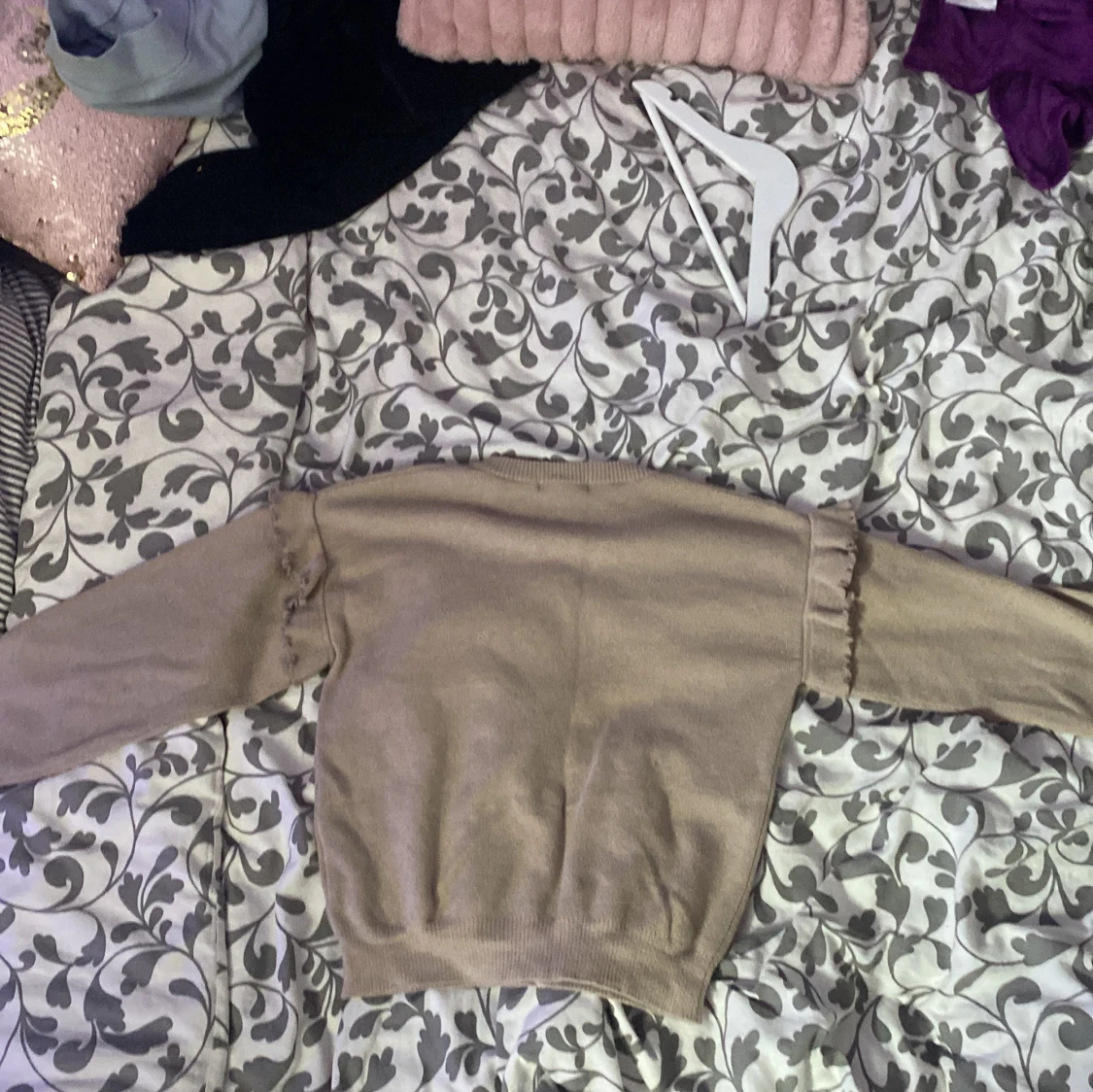 Beige stickad tröja med volang från SAMSA Young - 1