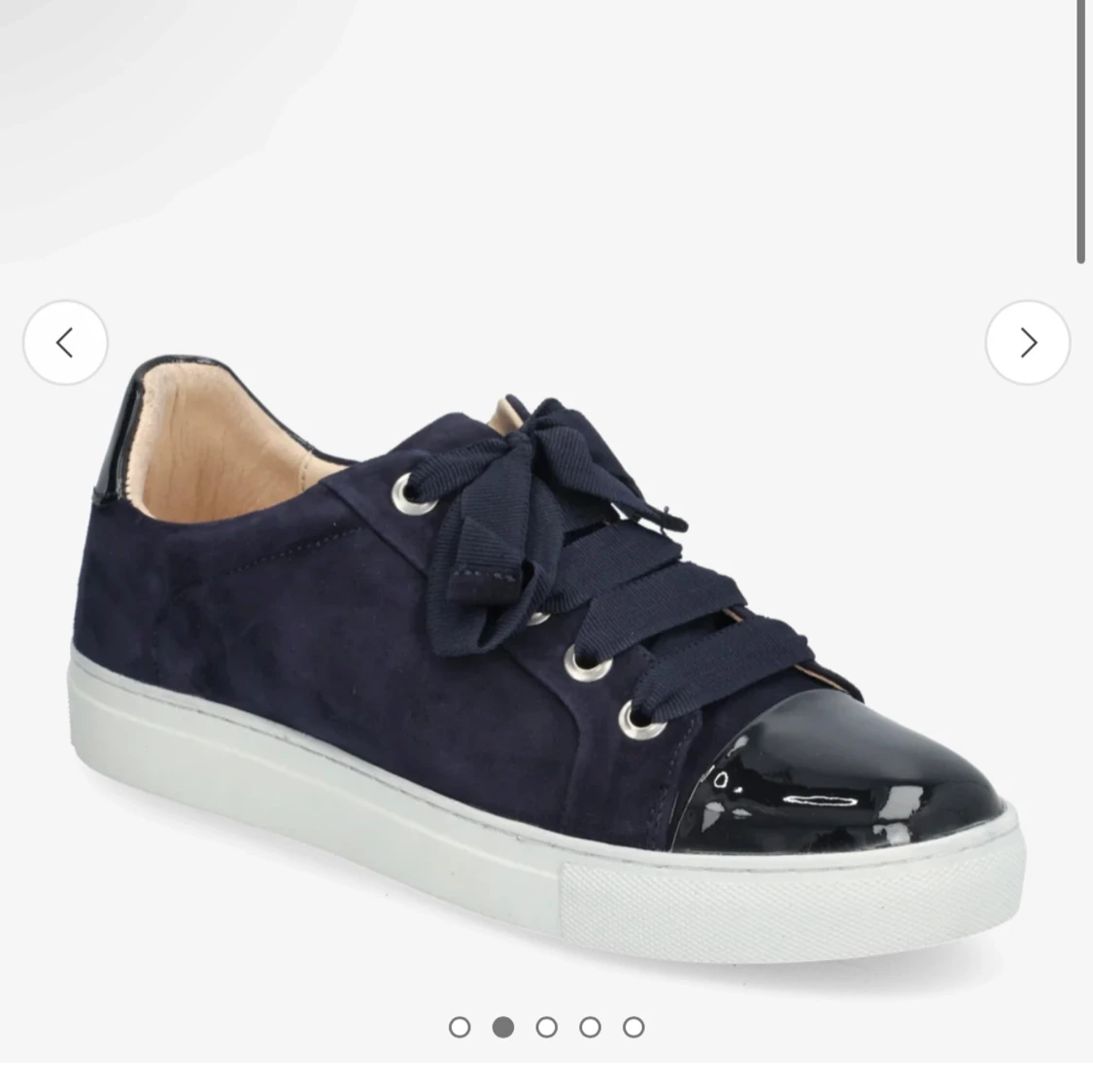 Mörkblå sneakers med lackad tå och breda snören