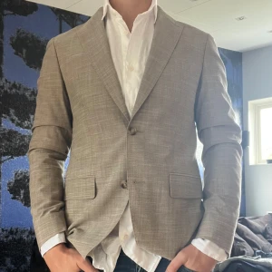 Beige kavaj Sand - Säljer en soft beige kavaj från Sand. Storlek M och mkt bra skick då den endast är använd runt 3 ggr! Riktigt go nu till sommaren🍾🤩 hör av er vid frågor eller funderingar. 