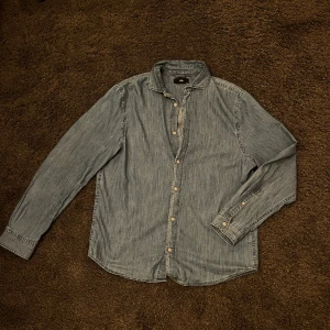 Jeansskjorta  - Lite tunnare jeansskjorta vilket gör den perfekt nu till sommaren 