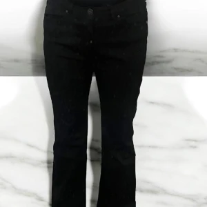 Svarta bootcut jeans från La Carte - Säljer ett par svarta jeans från La Carte med bootcut-passform. Byxorna har klassisk femficksdesign och normalhög midja. Perfekta för dig som gillar en tidlös och stilren look.