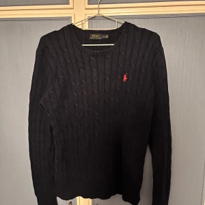 Polo Ralph Lauren sweatshirt  - Tjaa! Säljer min svarta polo Ralph lauren tröja för bara 249kr! Säljs pågrund av att den ej passar mer. Skick 10/10. Om du är intresserad eller har några frågor är det bara att säga till.