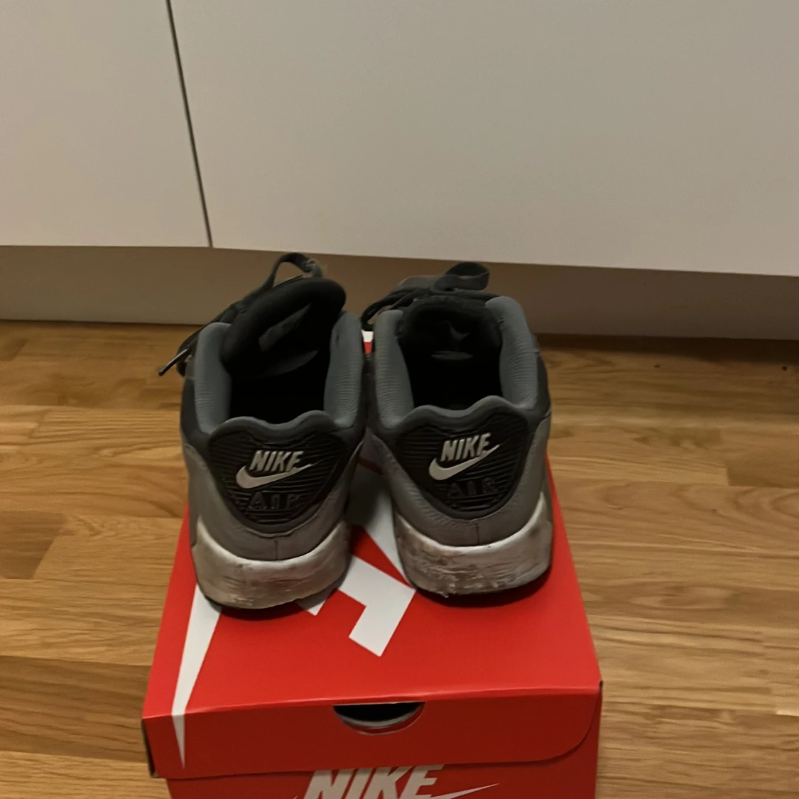 Nike Air Max 90 i grått - 2