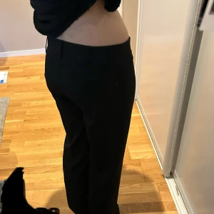 Svarta kostymbyxor från Malady - Säljer ett par svarta kostymbyxor från Malady, de är för små för mig därför säljer jag dem, men byxorna är i storlek 32 och jag skulle säga att de är ganska lågmidjade🫶🫶