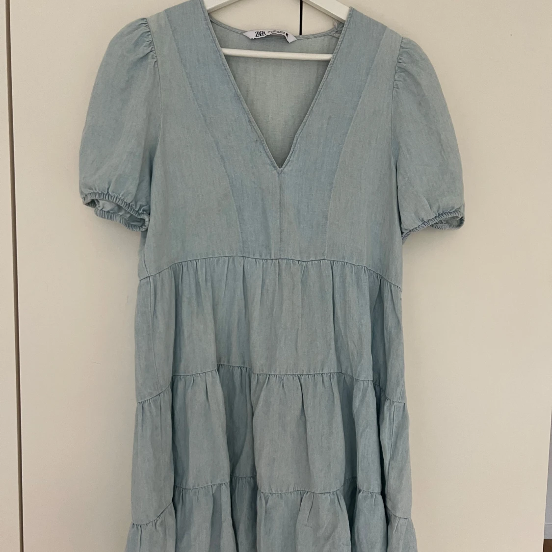 Ljusblå kortklänning med v-ringning från Zara