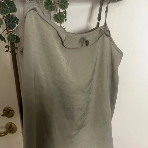 Ljusgrön blus från Secret Possessions - Säljer en ljusgrön blus från Secret Possessions i storlek S.💚