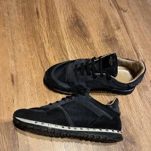 Valentino rockruners (Tar byten) - Säljer dessa rockruners för att dem inte passar. Den är nästan aldrig använda och 9,5/10 i sick. Storlek 43. Bara att kontakta vid minsta intresse. Priset kan diskuteras vid snabb affär