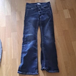 Mörkblå jeansbyxor med broderade fickor - Säljer ett par lågmidjade bootcut mörkblå jeansbyxor från Gina Tricot med snygga broderade detaljer och paljetter på bakfickorna. Byxorna har vita kontrastsömmar och klassisk femficksmodell. Perfekta för dig som gillar unika detaljer på jeans! Säljer eftersom de har blivit för korta🦄🦄🎉