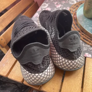 svarta adidas skor - Svarta adidas skor i storlek 38. Inga synliga defekter
