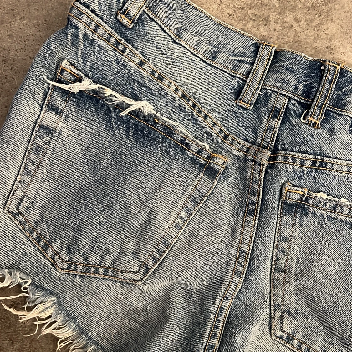 Blå slitna jeansshorts från ZARA - 4