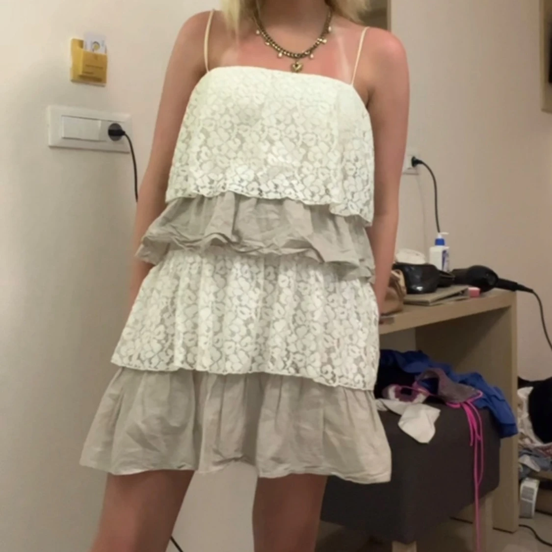 Vit och beige volangklänning med spets